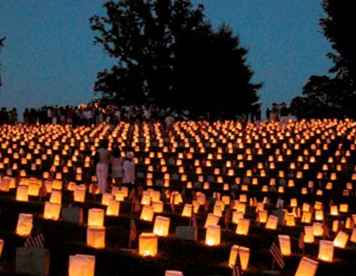 Iluminación del fin de semana del Memorial Day del cementerio nacional de Fredericksburg / Virginia