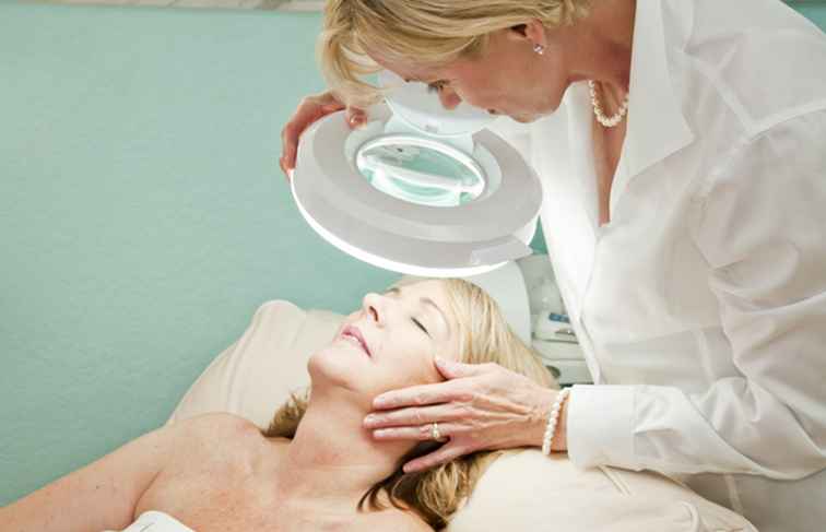 Hautanalyse während einer Gesichtsbehandlung / Spas