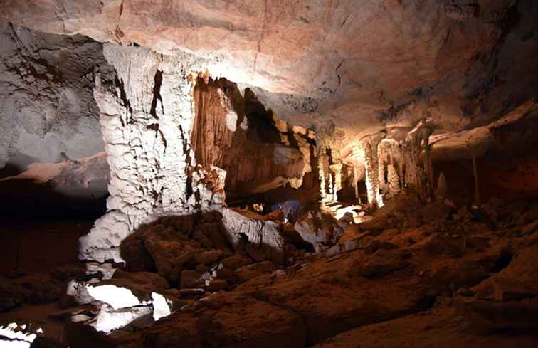 Visita alla grotta di Tham Kong Lo nel Laos centrale / Laos