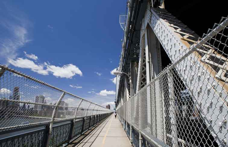 Camminando attraverso il ponte di Manhattan / New York