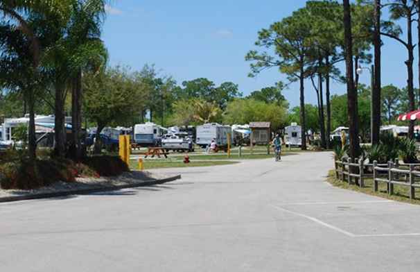 Accampandosi lungo la I-95 della Florida / Florida