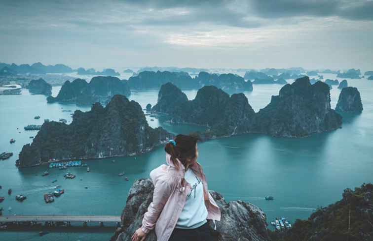 Abenteuer und Abenteuer in der Bucht von Ha Long in Vietnam