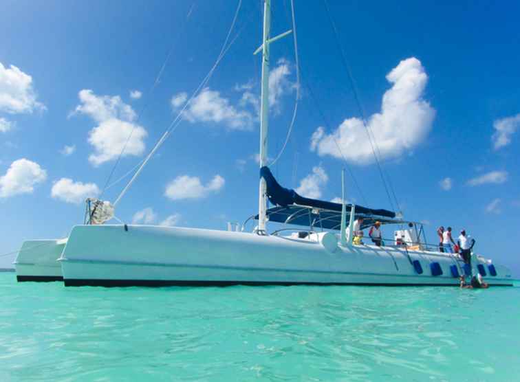 So chartern Sie eine Yacht für das ultimative karibische Bootsabenteuer / 