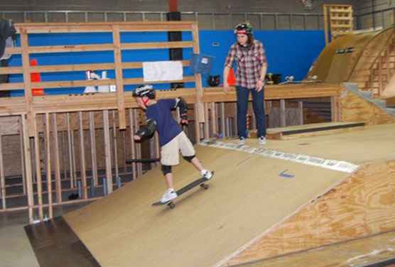 Kinder, die reißen! Indoor-Skatepark / Arizona