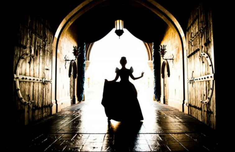 Mit einem neuen Film in Theatern, Cinderella Dazzles in Disney World / Florida