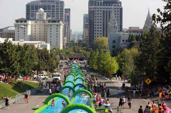 Glissade d'eau de 1 000 pieds arrivant dans une ville près de chez vous / 