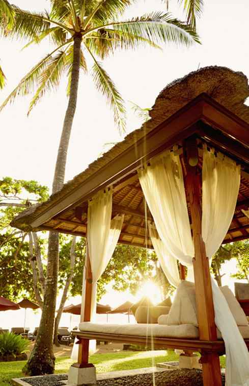 Bali-bedden zijn gemaakt voor geliefden op het strand / hotels