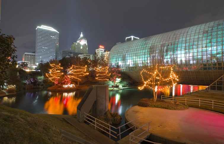 Cerimonie di illuminazione dell'albero di Natale nella zona di Oklahoma City / Oklahoma