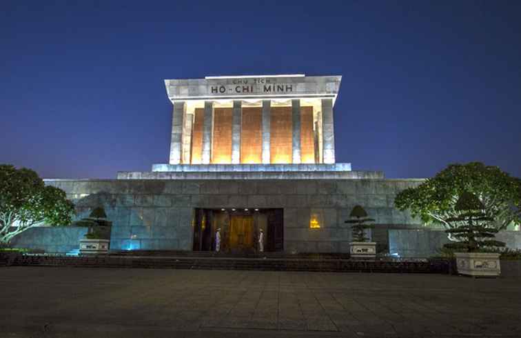 Kommen Sie früh zu Ho-Chi-Minh-Mausoleum in Hanoi / Vietnam