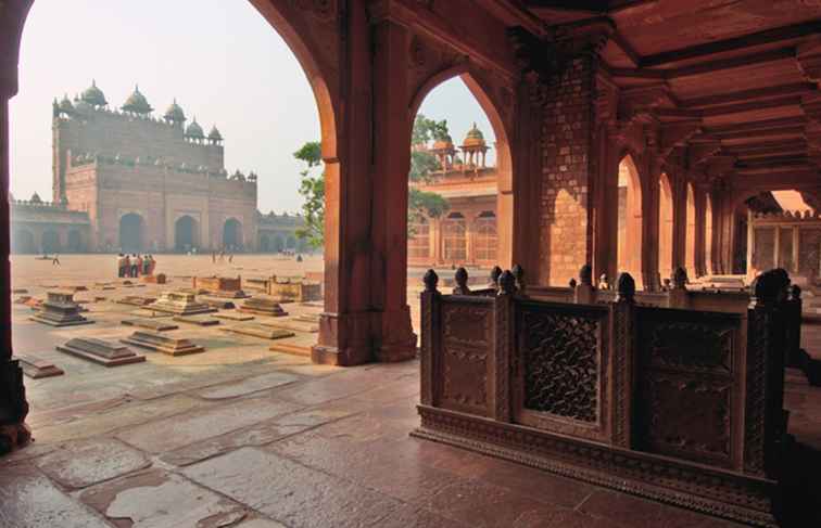 Fatehpur Sikri Essential Travel Guide / Uttarpradesh