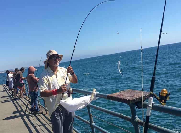 Pesca sul molo di Santa Monica / California
