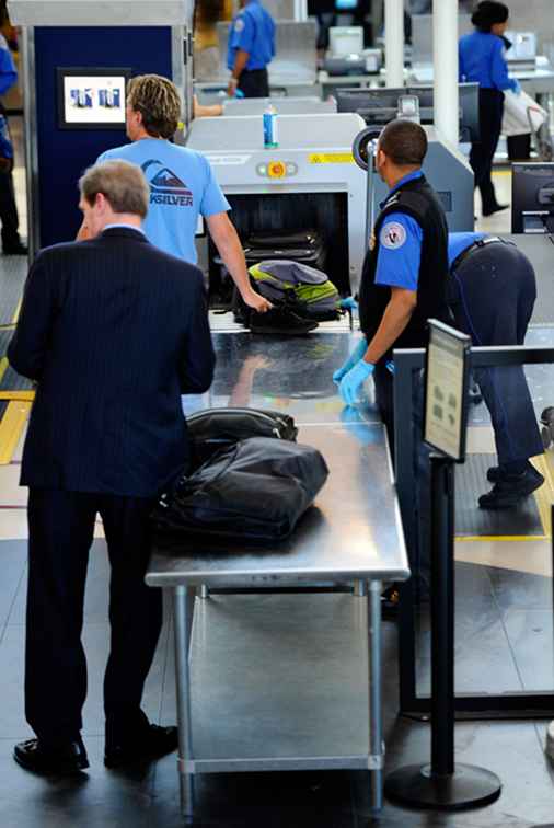 Comment vous protéger contre le vol de points de contrôle dans les aéroports / Voyage en avion
