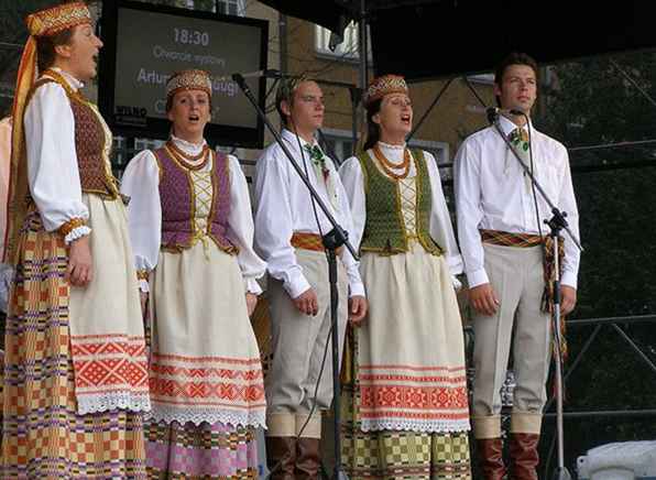 Costumes folkloriques lituaniens / L'Europe 