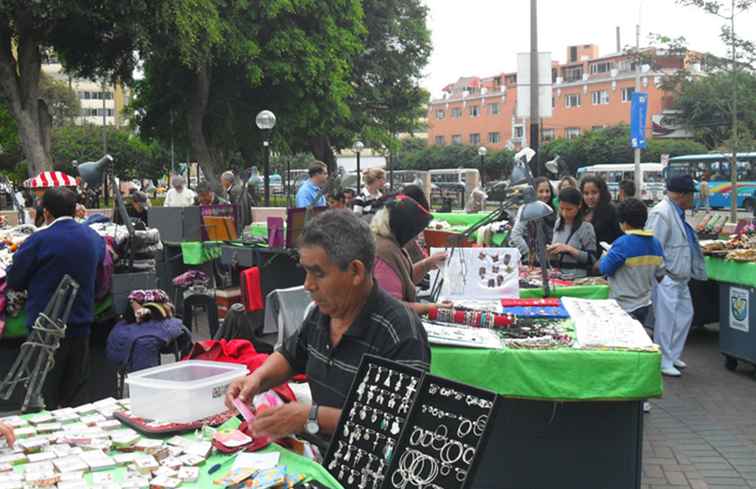 Mercado de Pulgas Market in Parque Kennedy, Miraflores / Perù