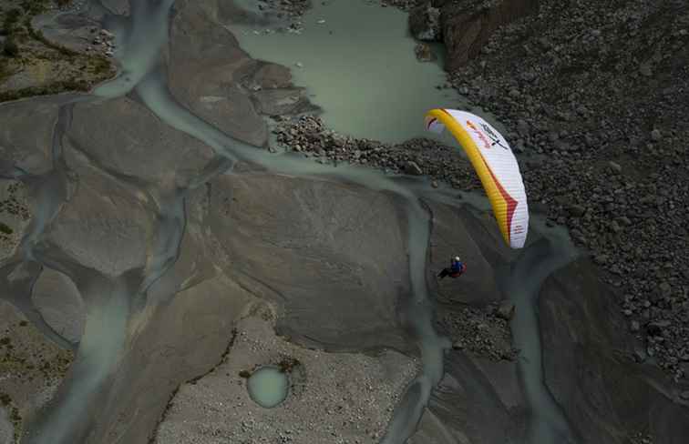 Parapendio che sale attraverso il cielo usando un'ala gonfiabile