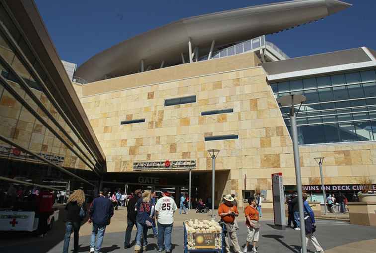 Parcheggio al campo obiettivo per Minnesota Twins Baseball Games / Minnesota