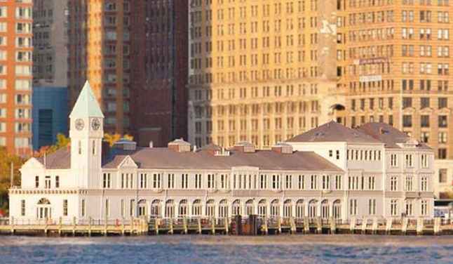 Pier A Harbour House sul lungomare di Manhattan / New York