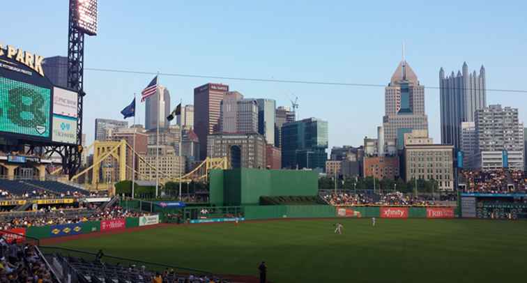 PNC Park Travel Guide para un juego de piratas en Pittsburgh / Pensilvania