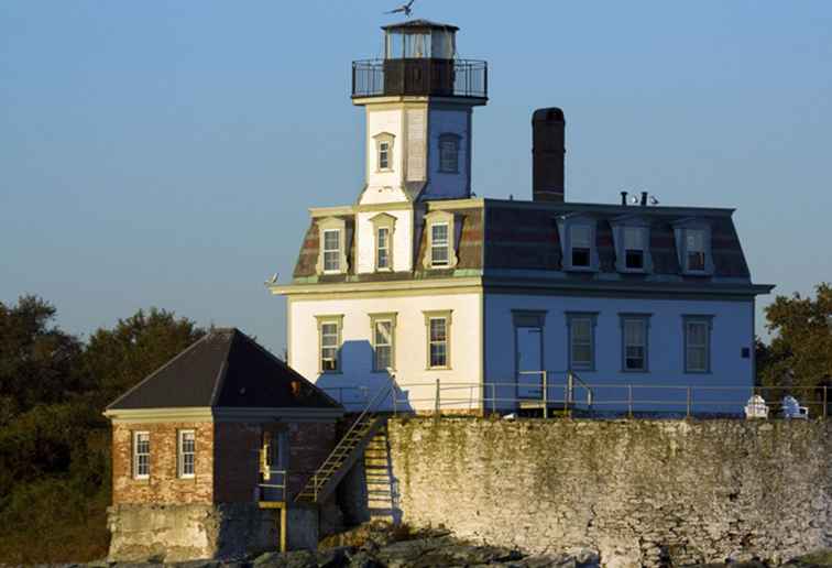 El faro de Rose Island pasa la noche en Newport, Rhode Island