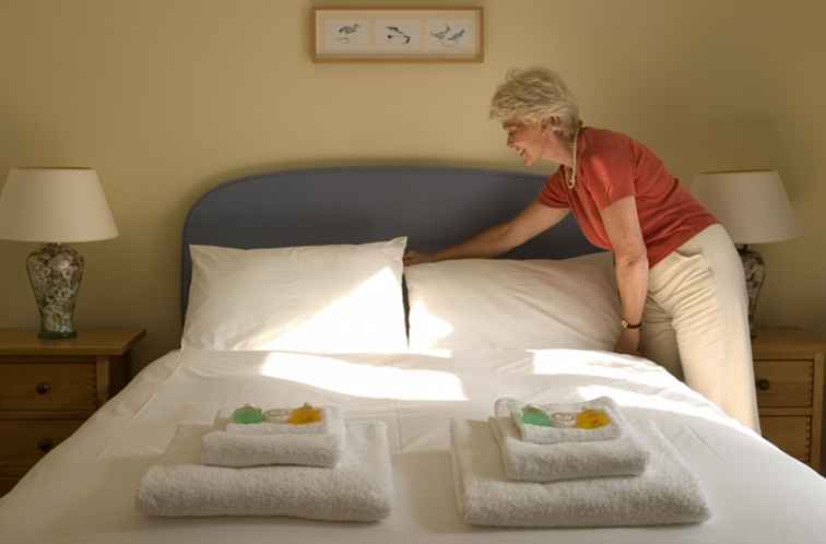 Sollten Sie Ihre eigene Bettwäsche bei Ihrer nächsten Reise mitbringen?