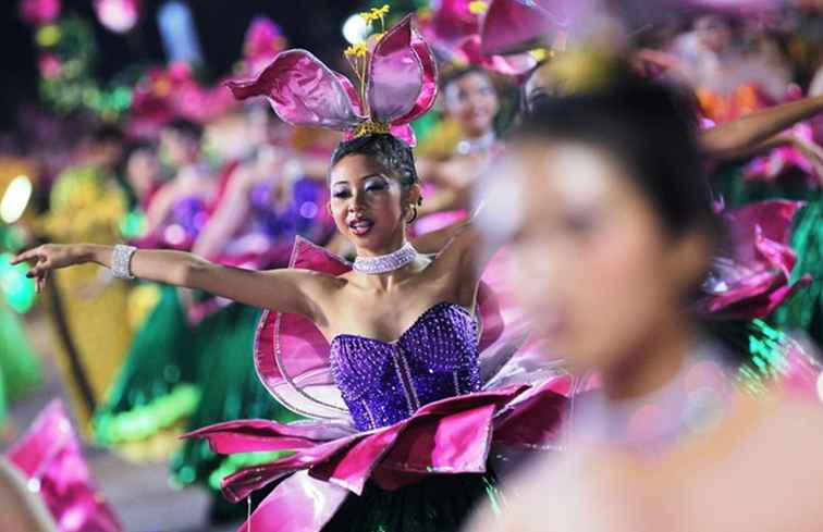 Le défilé de Chingay à Singapour - un point culminant du nouvel an chinois / Singapour