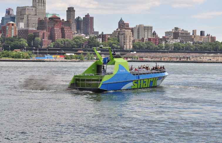 Die Shark Speedboat Tour von der Circle Line Downtown in New York City / New York