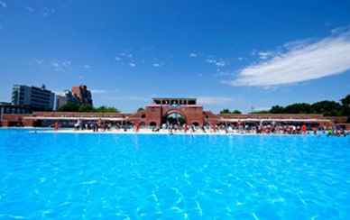 Bezoek de Metropolitan Pool en andere zwembaden in Williamsburg en Greenpoint / New York