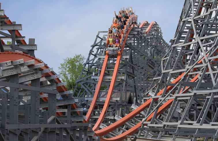 Cos'è un roller coaster ibrido in legno e acciaio?