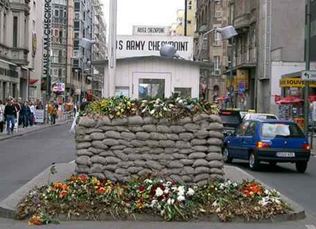 Waarom zou je niet de moeite nemen om Checkpoint Charlie te bezoeken?
