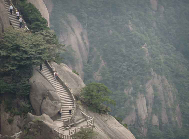 Een korte gids voor het wandelen door China's prachtige gele bergen / China