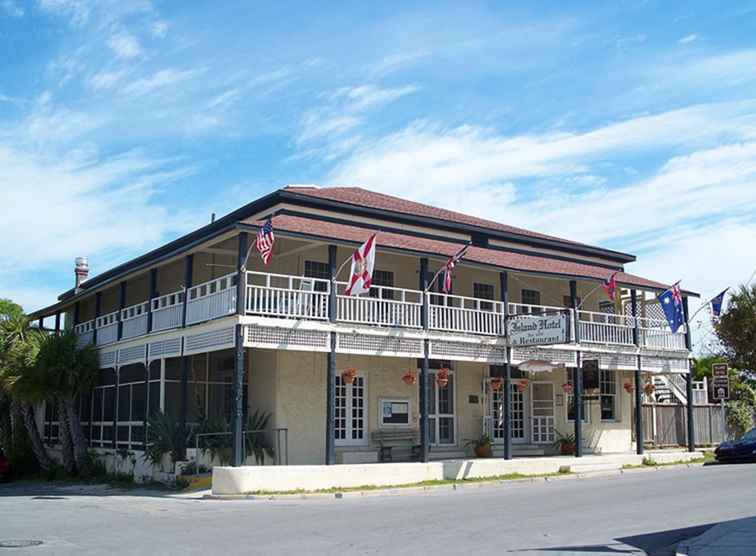 Gemiddelde maandelijkse temperatuur en neerslag in Cedar Key / Florida