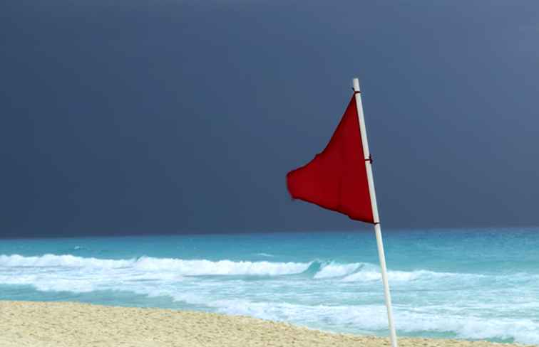 Banderas de seguridad y advertencia en la playa en México / 