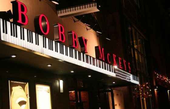 Bobby McKey's Dueling Piano Bar in de buurt van Washington, DC / Washington, D.C..