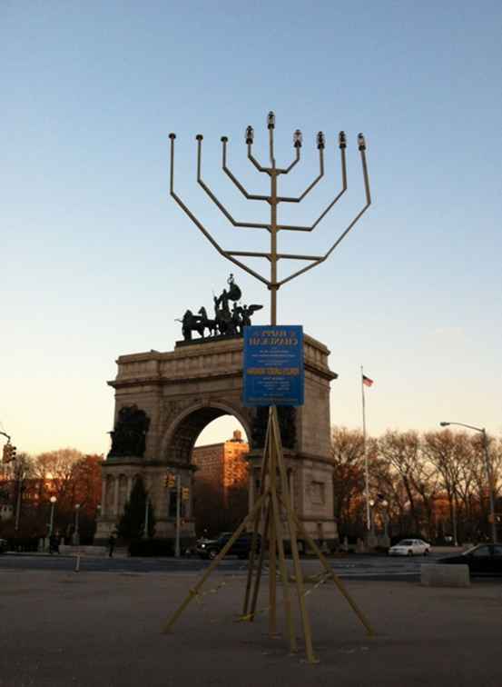 Brooklyn heeft 's werelds grootste Hanukkah Menorah, maar Chabad Menorahs Abound / New York