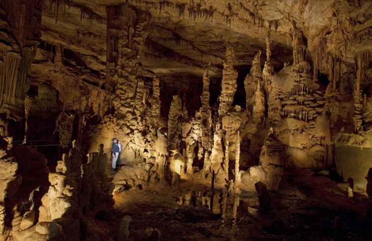 Erforschende Kathedralen-Höhlen in Alabama / Alabama