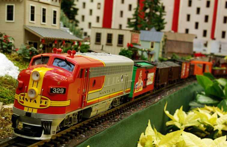 Gardenland Express Holiday Train Show / Missouri