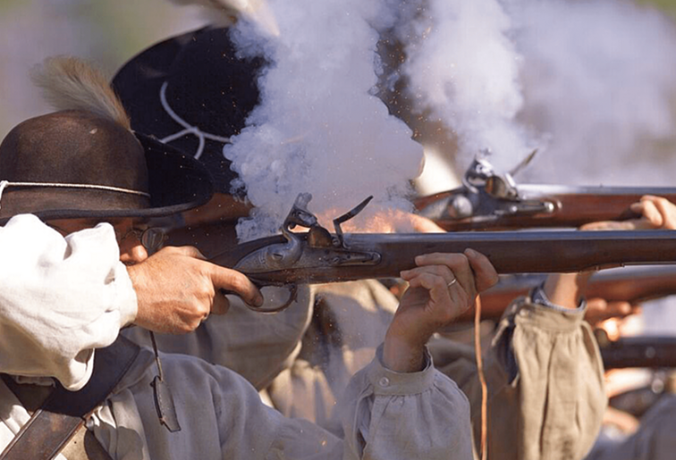 Aprende a disparar un mosquete en Colonial Williamsburg