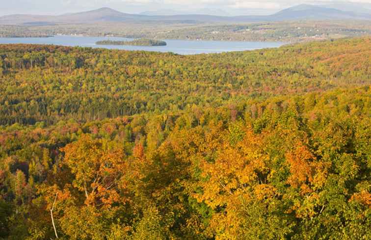 Tour de conducción de follaje de otoño de Maine a la región del lago Rangeley / Maine