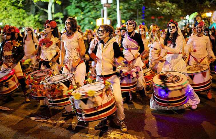 Manhattan Like a Local Village Halloween Parade a New York / New York