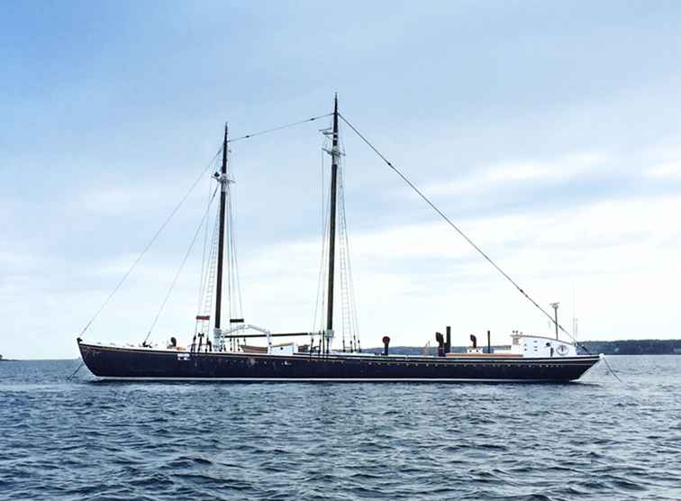 New Oyster Bar / Boat, Grand Banks, nu aangemeerd in Tribeca / New York