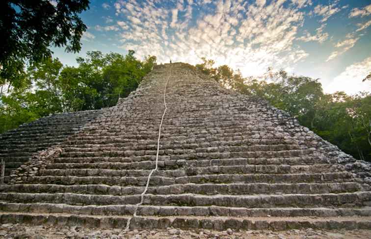 Nohoch Mul Pyramid in het schiereiland Yucatan in Mexico / 