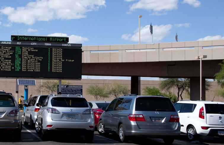 Lot d'attente du téléphone cellulaire de l'aéroport Phoenix Sky Harbor / Arizona