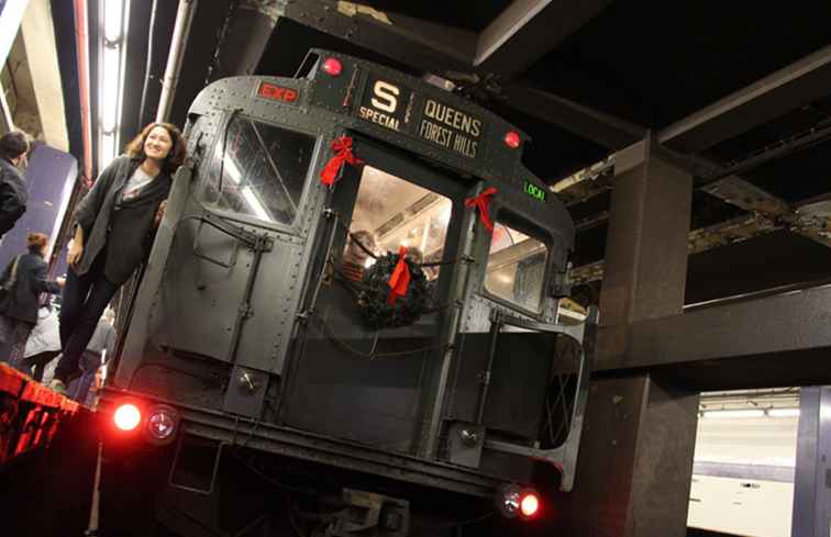 Berijd een dertiger jaren New York Metro-trein tijdens de feestdagen / New York