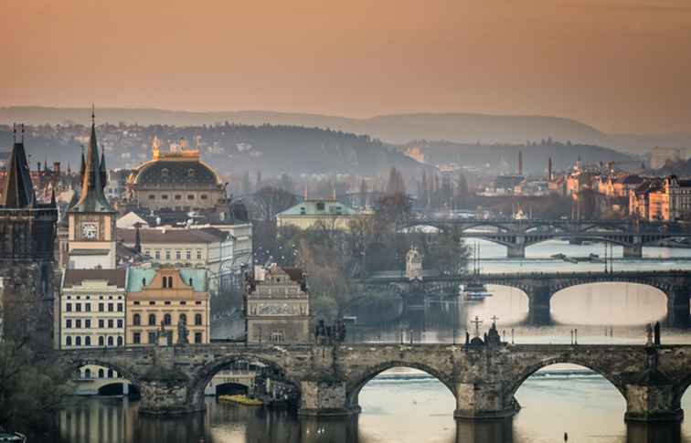 Verano en Praga Gran clima y multitudes de turistas