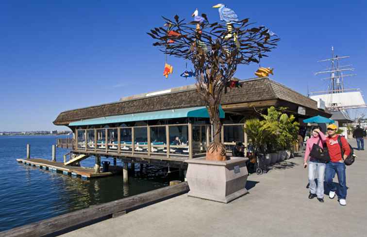 Promenader längs San Diego Waterfront / kalifornien