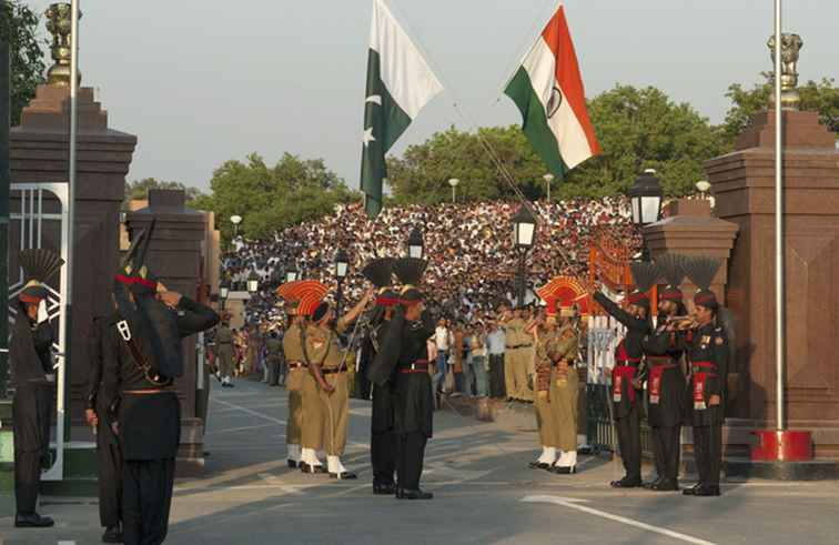 13 foto della Dramatic Wagah Border Flag Ceremony