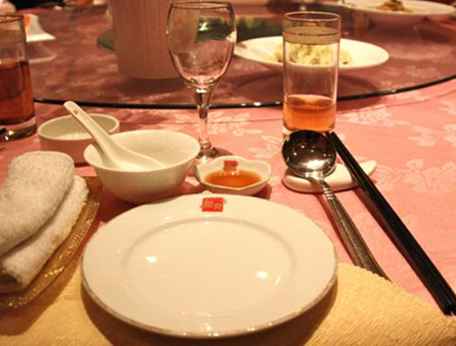Una guía para entender la configuración de la mesa en un restaurante chino / China