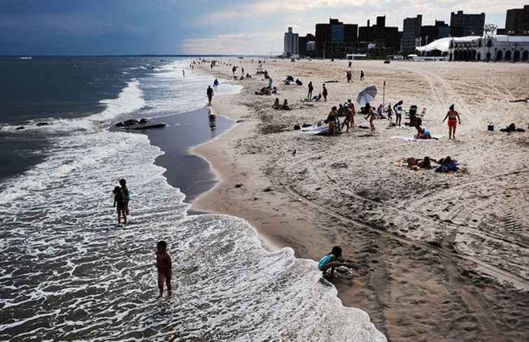 Playas de Brooklyn a un mundo de distancia de Manhattan / Nueva York