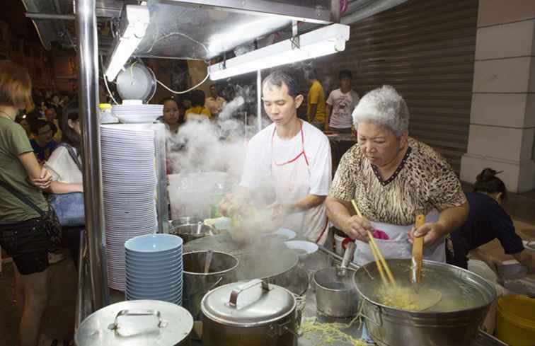 Erforschen der Nachtzeit-Straßen-Nahrungsmittelszene bei Lebuh Chulia, Penang