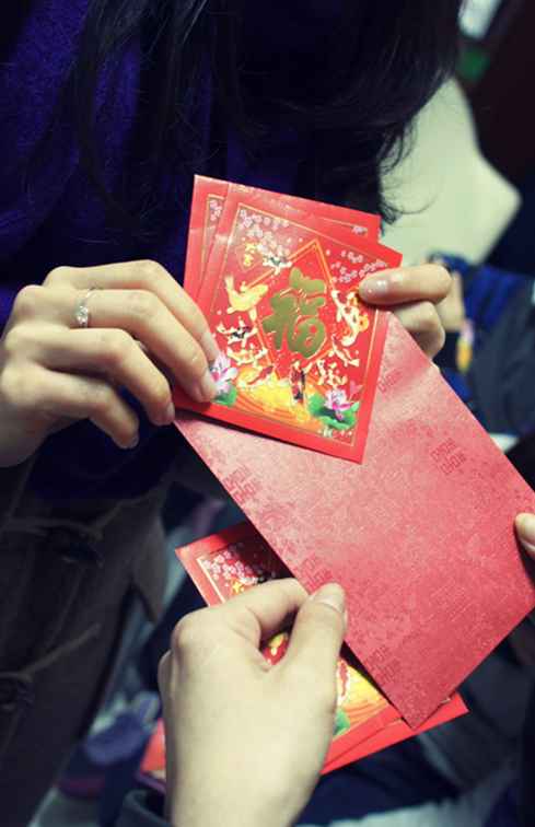 Ofreciendo Hong Bao o sobres rojos en el año nuevo chino y otros eventos / China